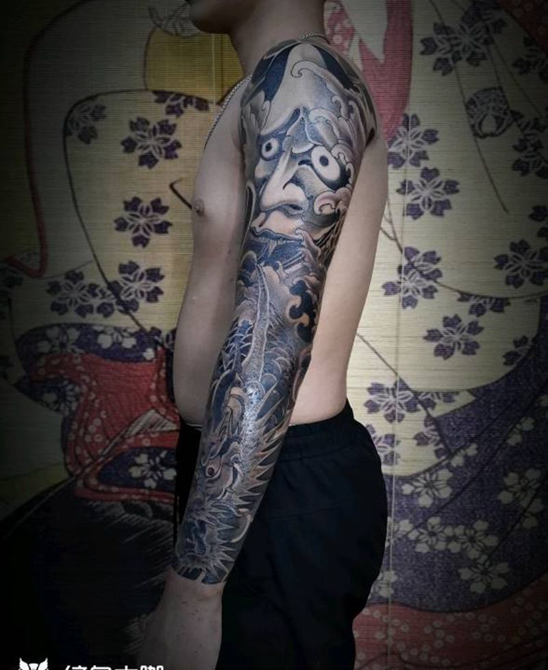 很多地方都在蜕皮中纹身图片_手臂新传统纹身图案