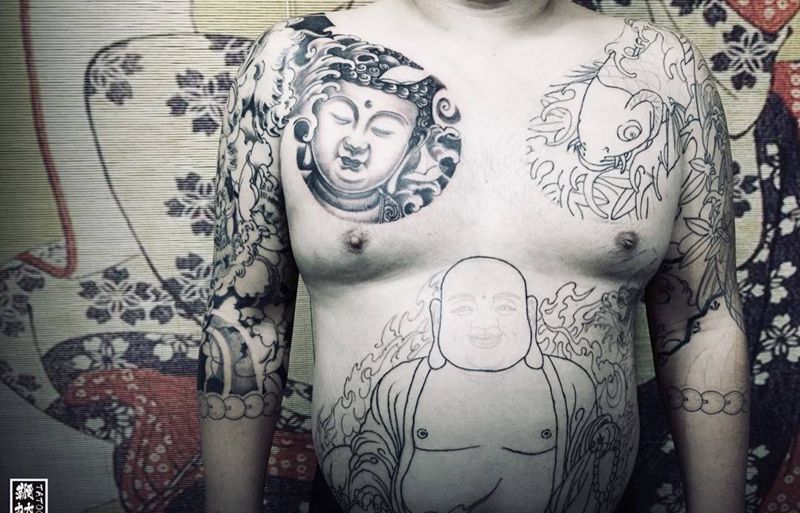 佛面底色完成，恢复后上彩[嘿哈]纹身图片_胸部新传统佛纹身图案