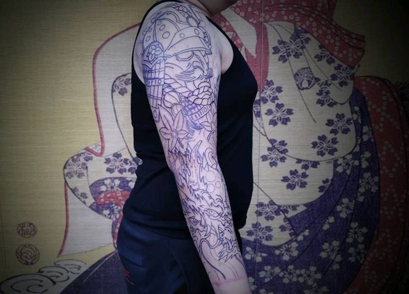 右臂先走一下线。纹身图片_手臂新传统鬼武士龙纹身图案