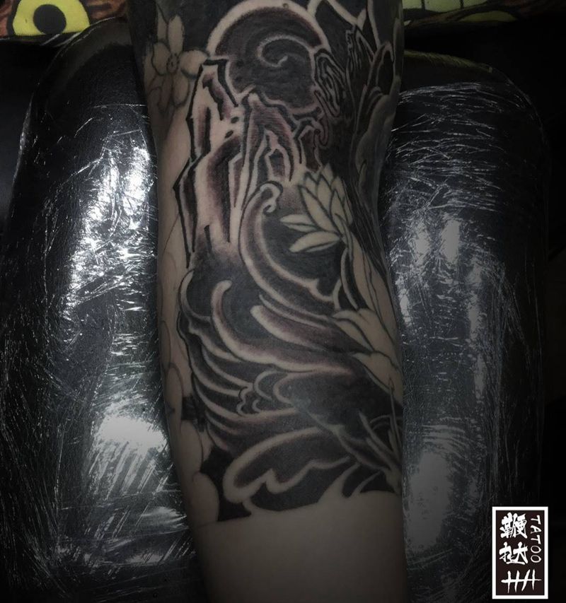 加个班咯～纹身图片_手臂新传统海浪山石纹身图案