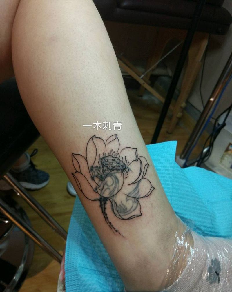 荷花遮盖龙图腾纹身图片_脚部老传统纹身图案