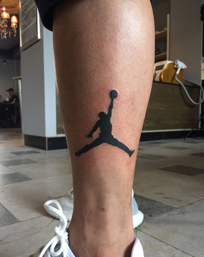 飞人纹身图片_成品腿部清新纹身图案