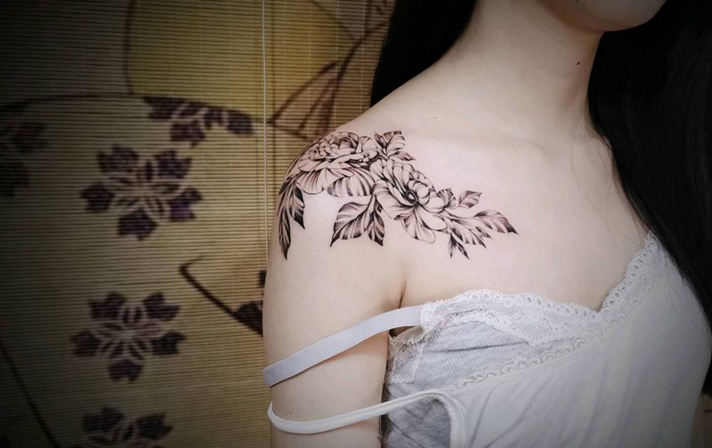素花定制款纹身图片_肩部素花纹身图案