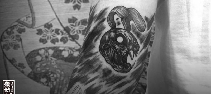 兔头爆肘纹身图片_手臂几何欧美写实兔子蜘蛛网纹身图案