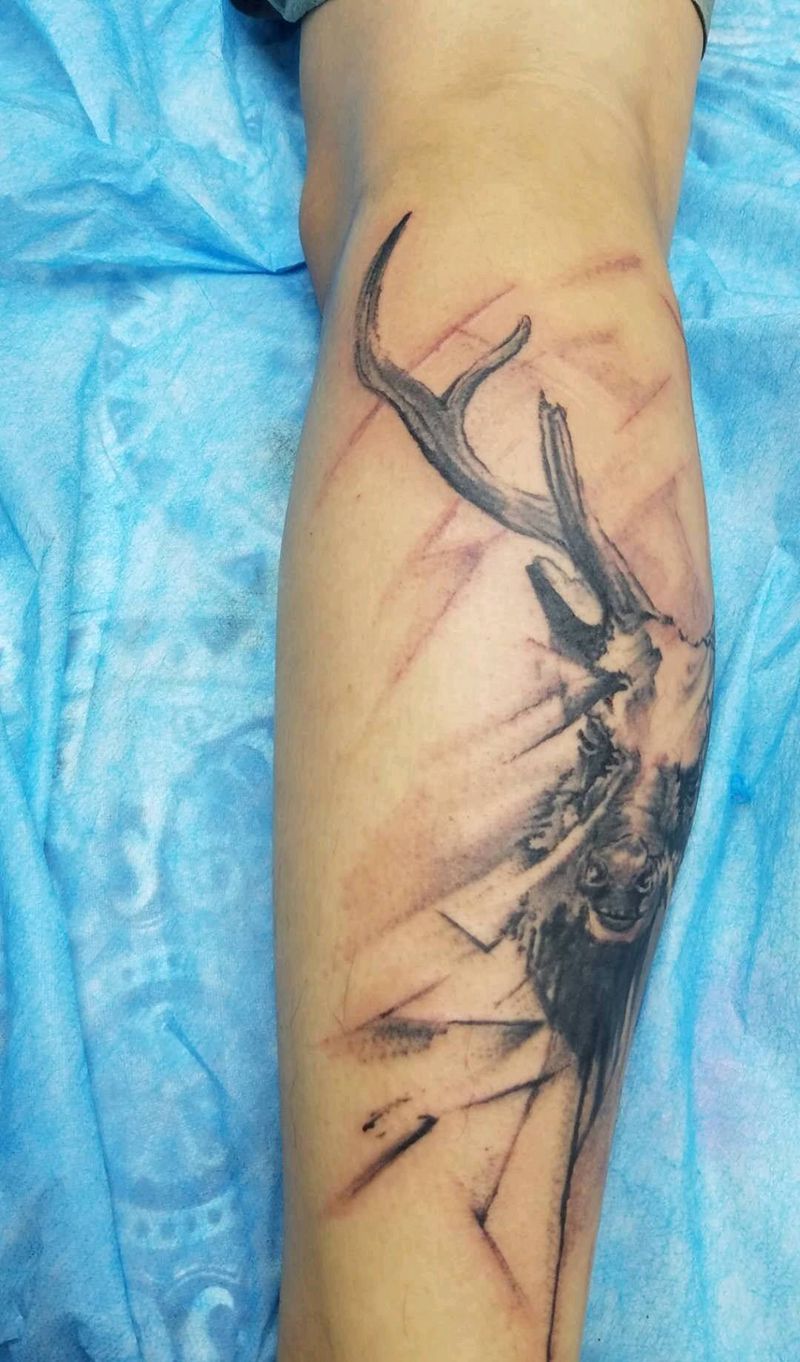 鹿纹身图片_腿部欧美写实水墨纹身图案