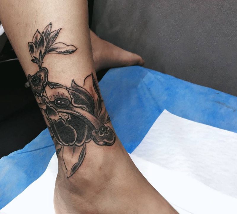 荷花遮盖纹身图片_成品脚部腿部传统植物纹身图案