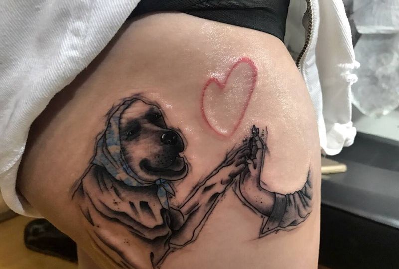 客人家的狗狗纹身图片_腿部臀部几何水彩狗心手纹身图案