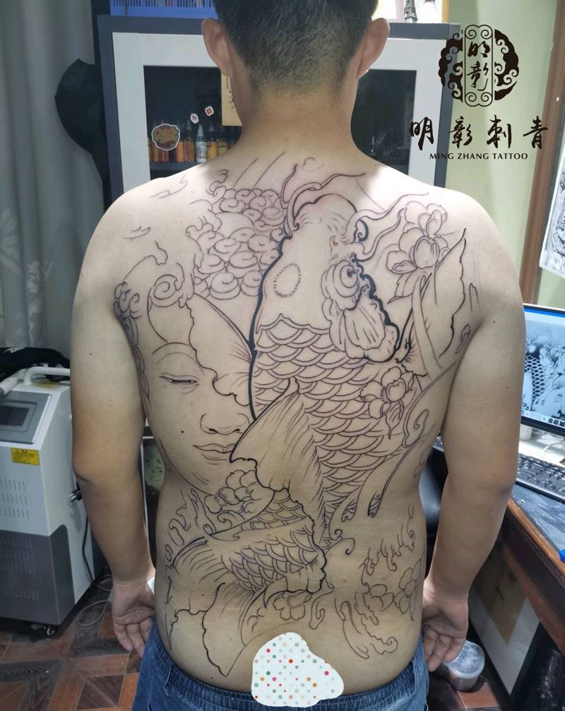满背鲤鱼佛纹身图片_背部老传统纹身图案