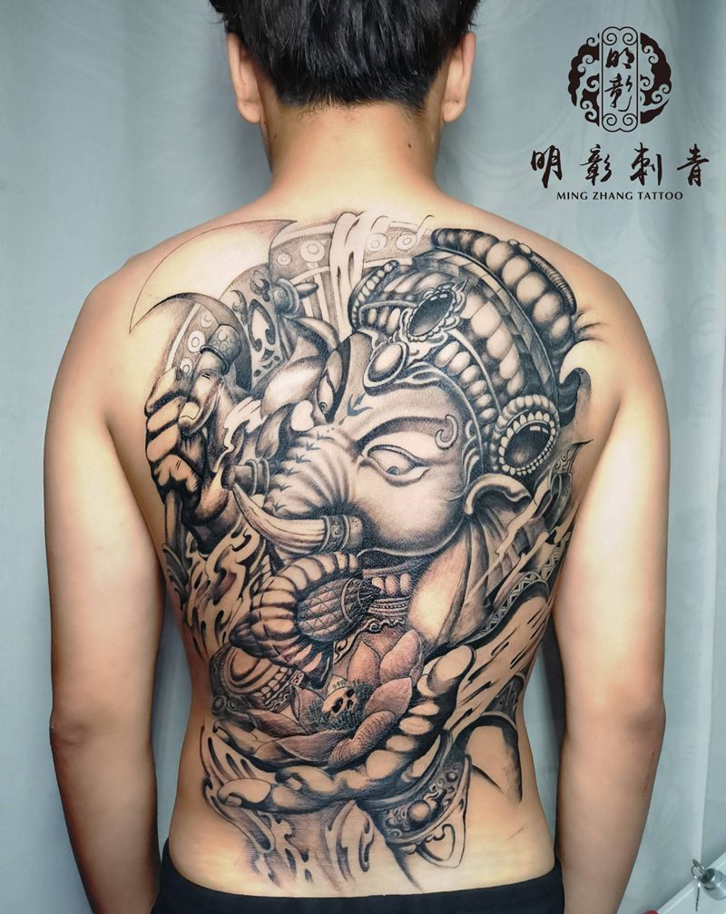满背象神纹身图片_背部老传统纹身图案
