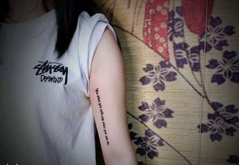 小小的纹身图片_手臂花体字纹身图案