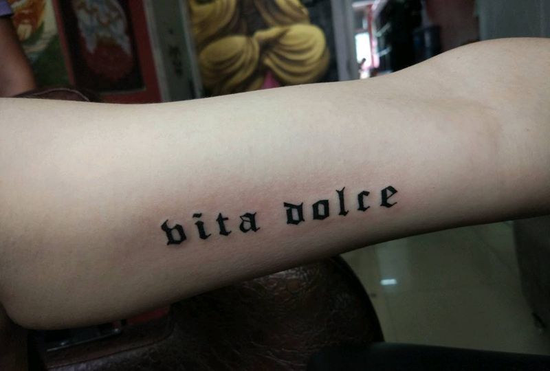 情侣字母纹身纹身图片_手臂字符成品纹身图案