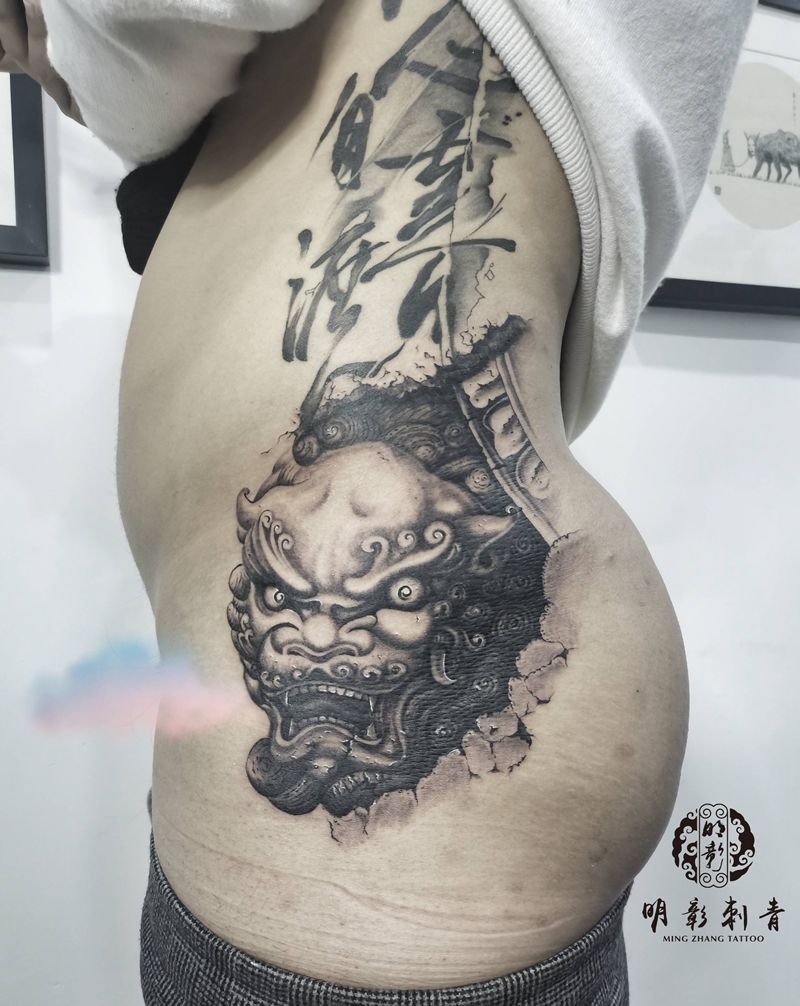 唐狮纹身图片_腰部石雕纹身图案