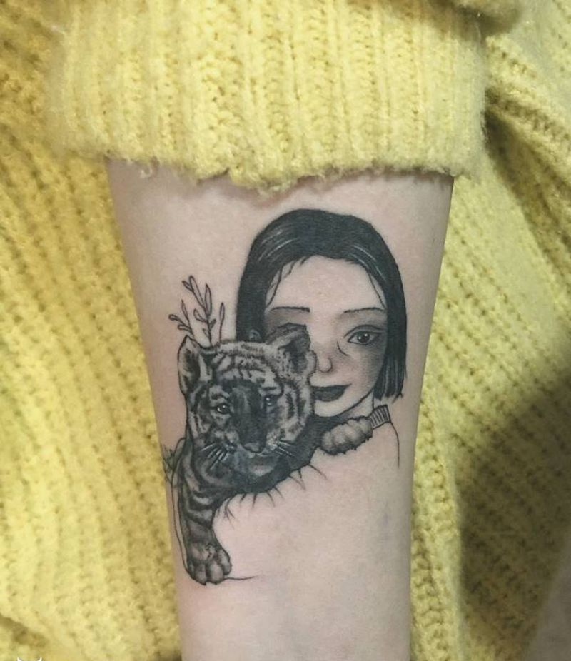 遮盖大脑斧小姑娘纹身图片_手臂欧美写实纹身图案