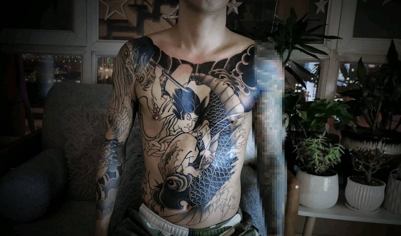 鬼若丸杀鲤1号定制版，黑灰完结纹身图片_胸部腹部老传统鬼若丸杀鲤纹身图案