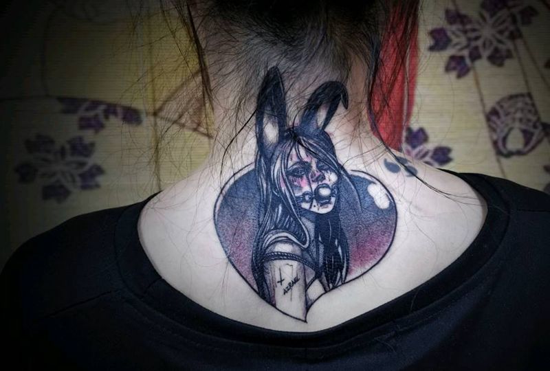 兔女郎[耶]纹身图片_颈部背部点刺兔女郎纹身图案