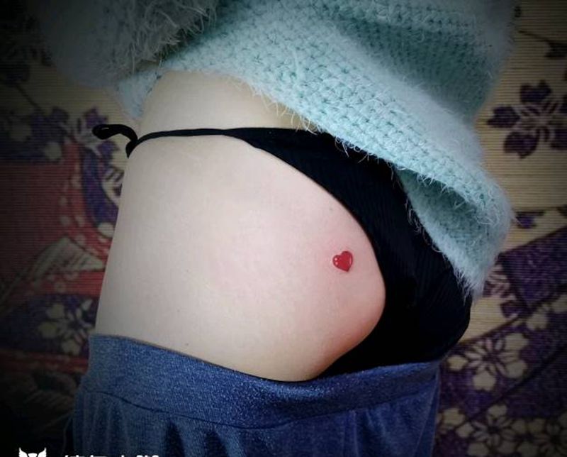 晶莹纹身图片_臀部纹身图案