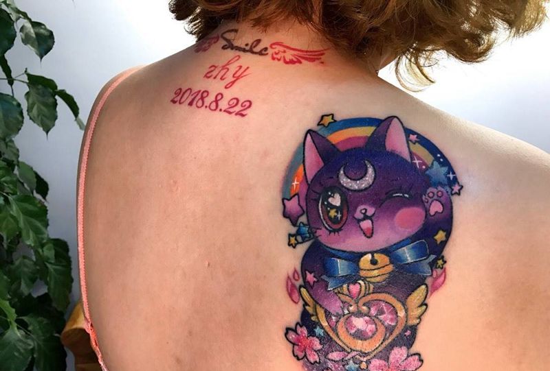 招财猫纹身图片_肩部背部New School猫招财猫樱花纹身图案