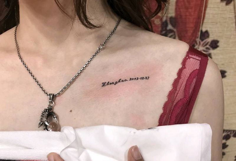 受难日纹身图片_肩部花体字纹身图案