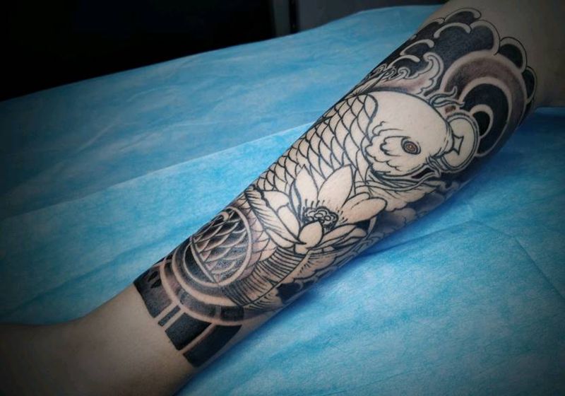 给客人的老线条打雾，第一番。纹身图片_腿部老传统板雾鱼纹身图案