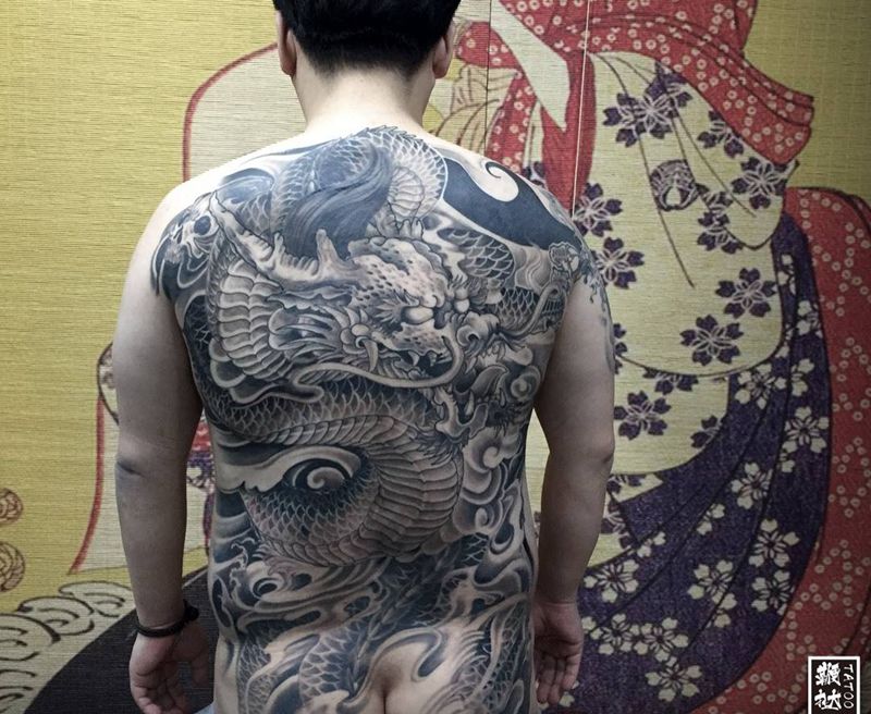 复查恢复效果纹身图片_背部新传统龙纹身图案