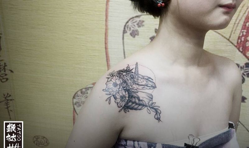 花与独角兽纹身图片_肩部素花独角兽纹身图案