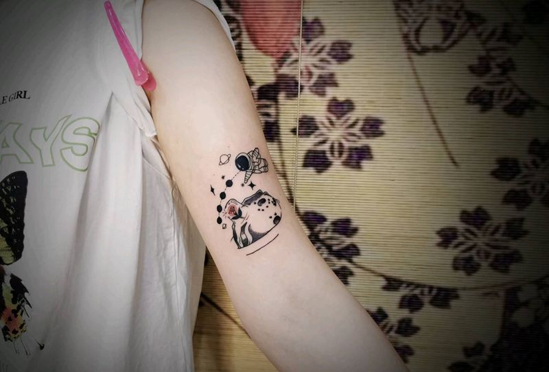 星际漫游纹身图片_手臂点刺纹身图案