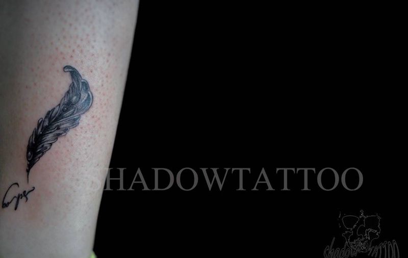 羽毛纹身图片_腿部清新黑灰成品纹身图案