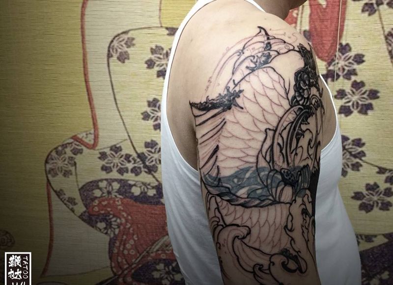 新传统大黑鲤遮盖，走线已完成。纹身图片