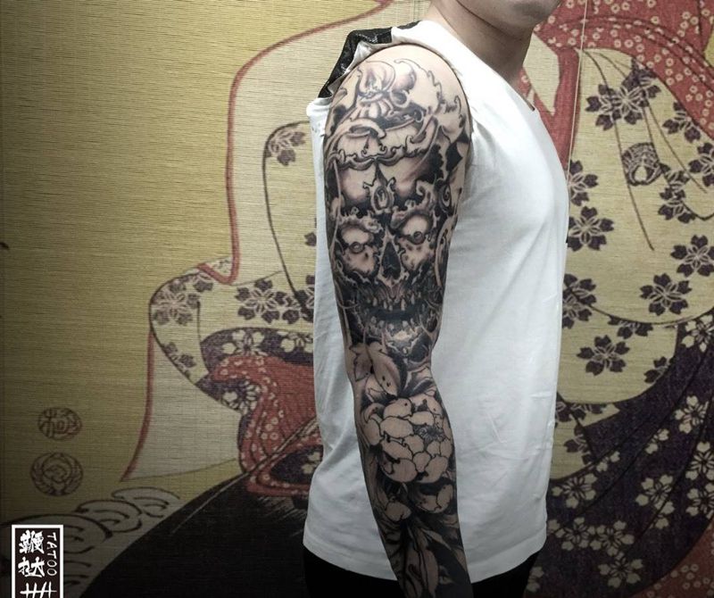 嘎巴拉花臂，下一次就要上彩色啦～纹身图片_手臂新传统嘎巴拉菊花纹身图案