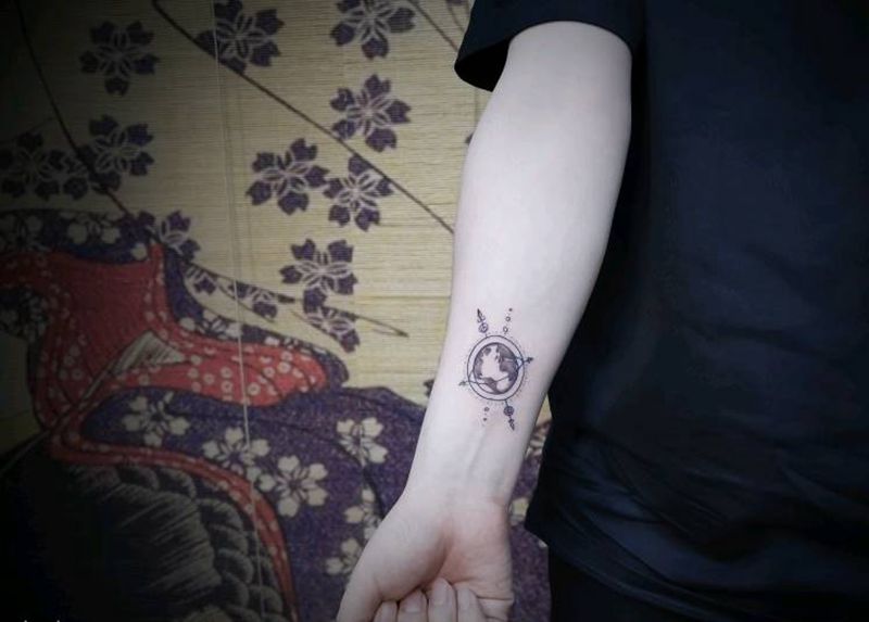 地球纹身图片_手臂点刺地球纹身图案