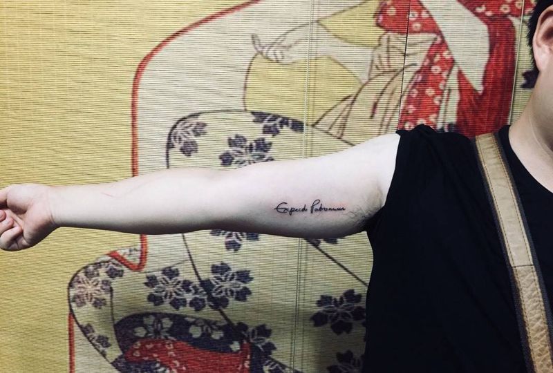 守护神召唤咒语纹身图片_手臂花体字字母手写纹身图案