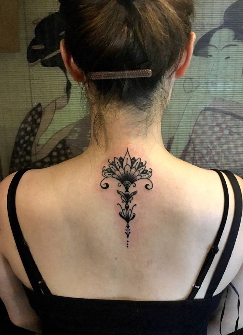 美女第一次纹身先尝试个小的纹身图片_成品背部腿部清新字符纹身图案