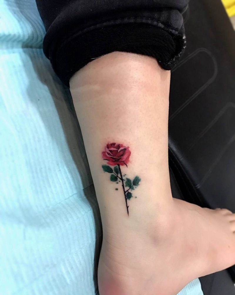 小清新玫瑰真的超小纹身图片_成品脚部腿部欧美清新植物水彩线条纹身图案