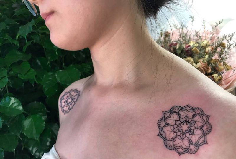 对称肩花纹身图片_肩部胸部点刺花曼陀罗花线条纹身图案