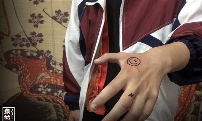 做一下纹身图片_手部笑脸纹身图案