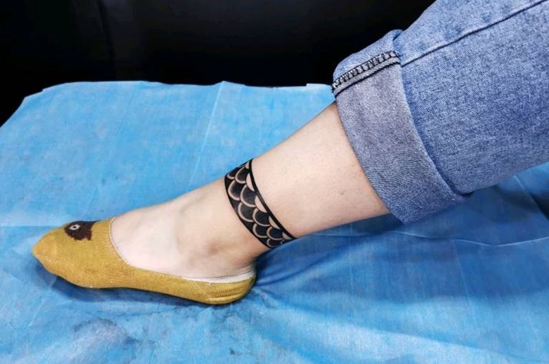 鱼鳞环纹身图片_脚部纹身图案