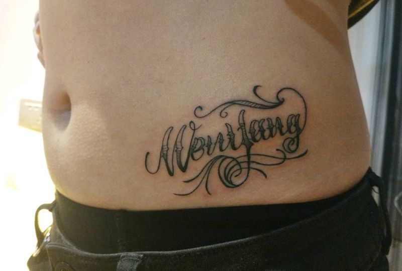 奇卡诺花体英文纹身图片_腹部清新字符纹身图案
