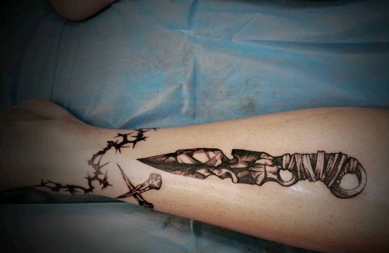 荆棘•刀•钉子纹身图片_腿部脚部纹身图案