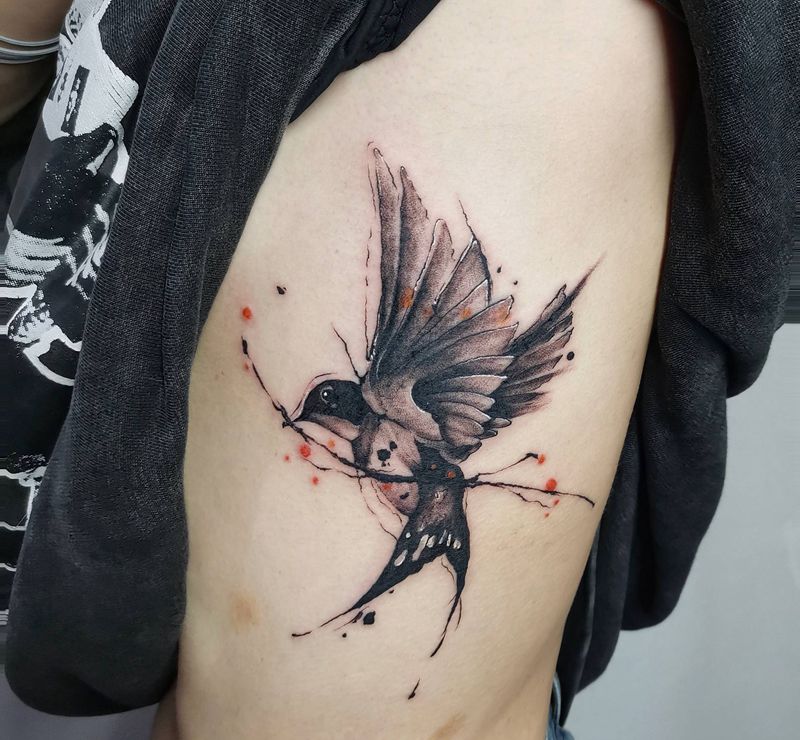 燕子纹身图片_腰部水墨纹身图案