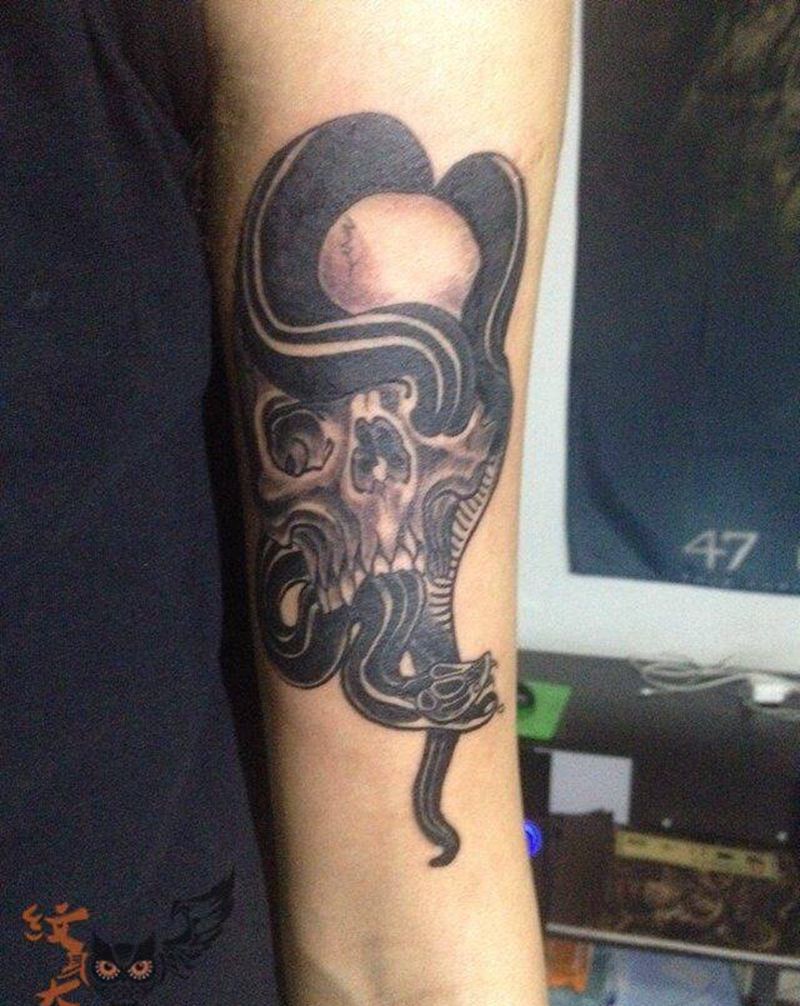 骷髅与蛇纹身图片
