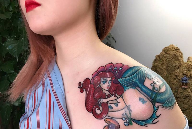 美人鱼纹身图片_肩部胸部New SchoolOld School卡通美人鱼鱼纹身图案