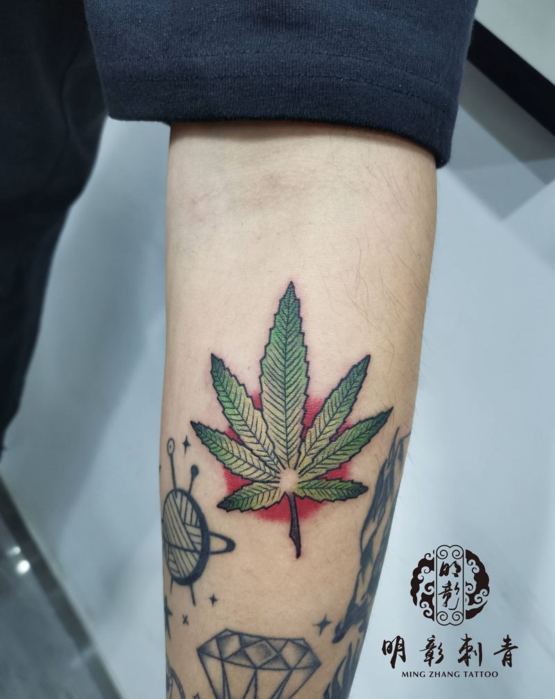 大麻叶子纹身图片_手臂Old School纹身图案