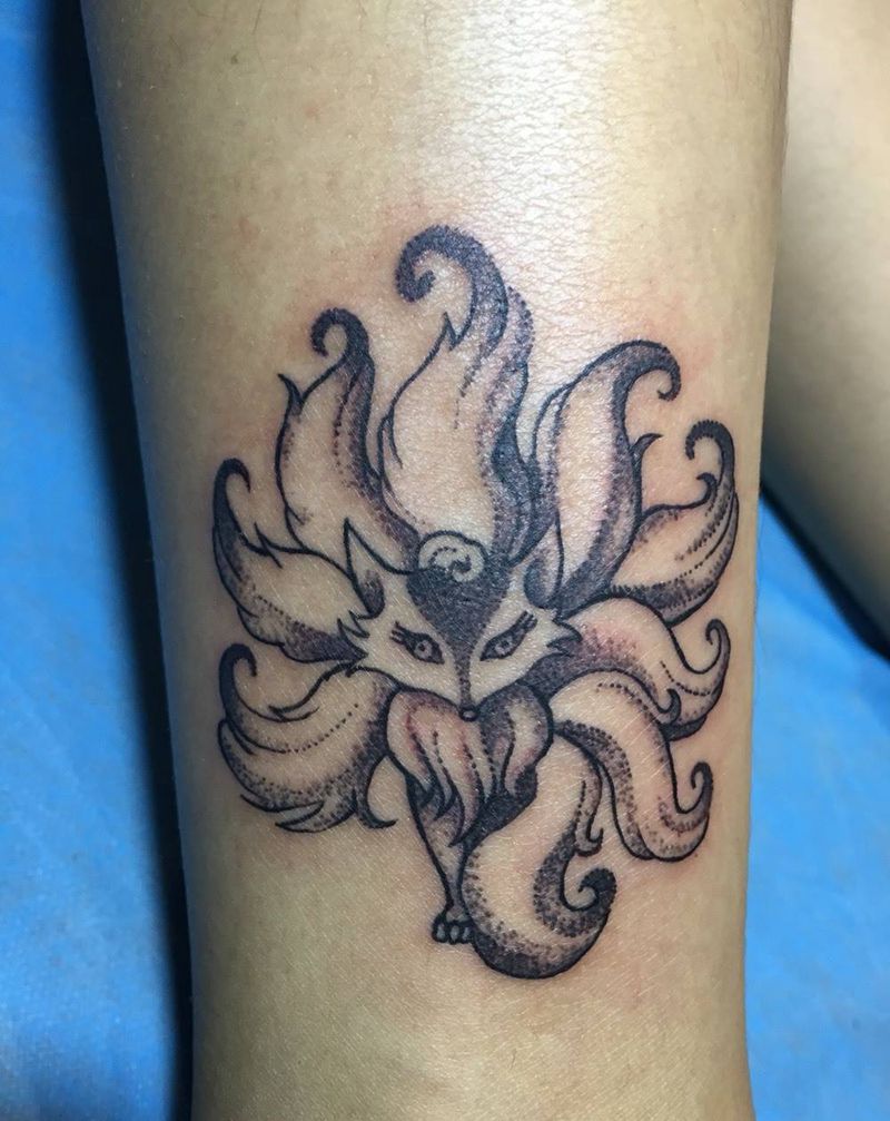 九尾狐纹身图片_成品腿部清新纹身图案