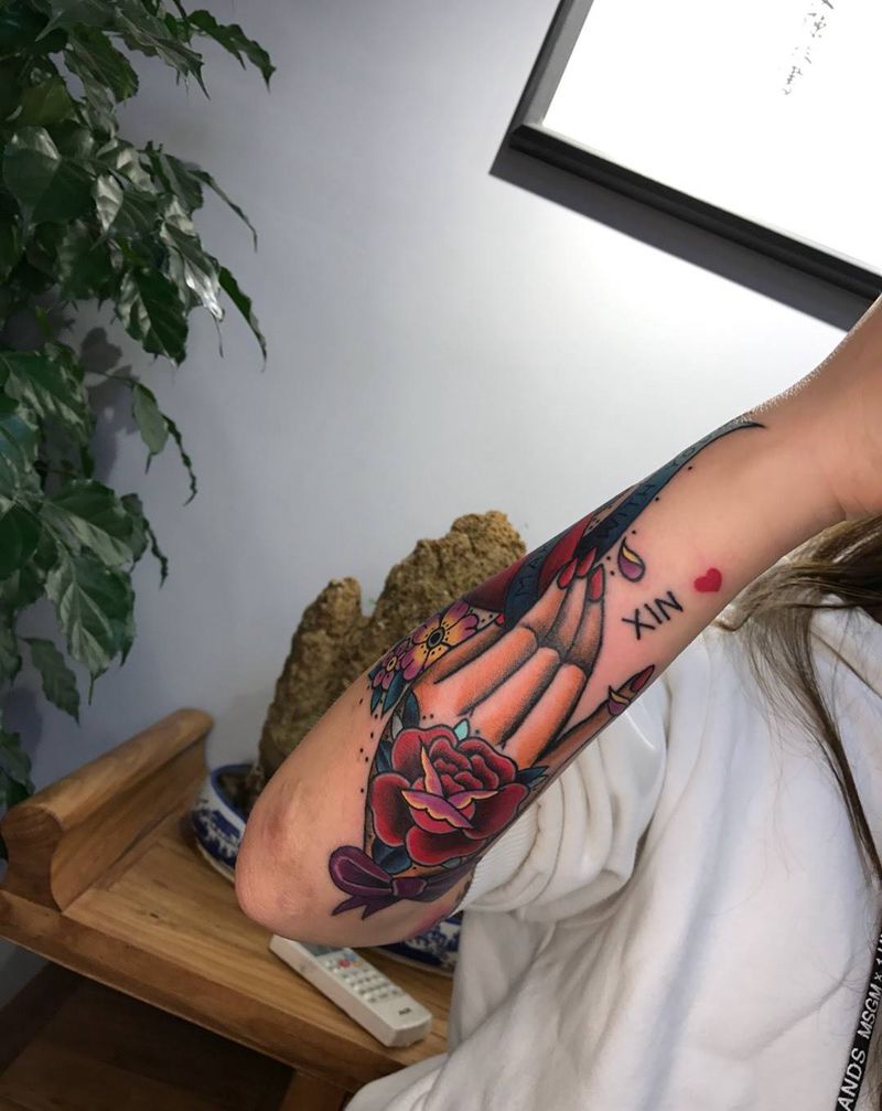 old school纹身图片_手部手臂Old School花体字心手玫瑰纹身图案