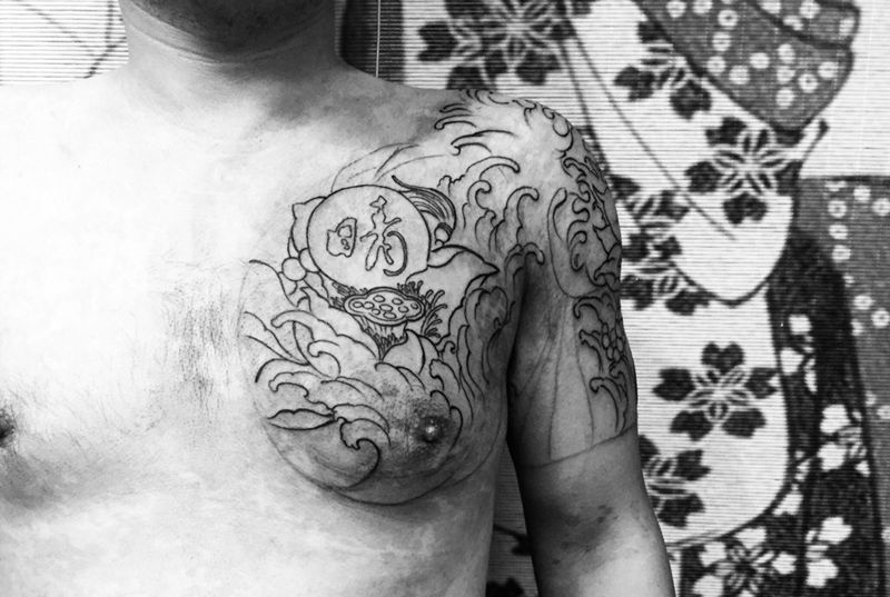 莲花半甲纹身图片_成品手臂胸部肩部传统植物字符纹身图案