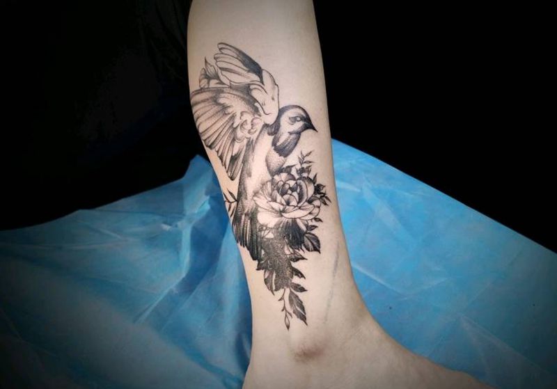 一个很素的遮盖[耶]纹身图片_腿部点刺素花小鸟纹身图案