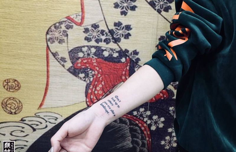 无数处英文的小姑娘纹身图片