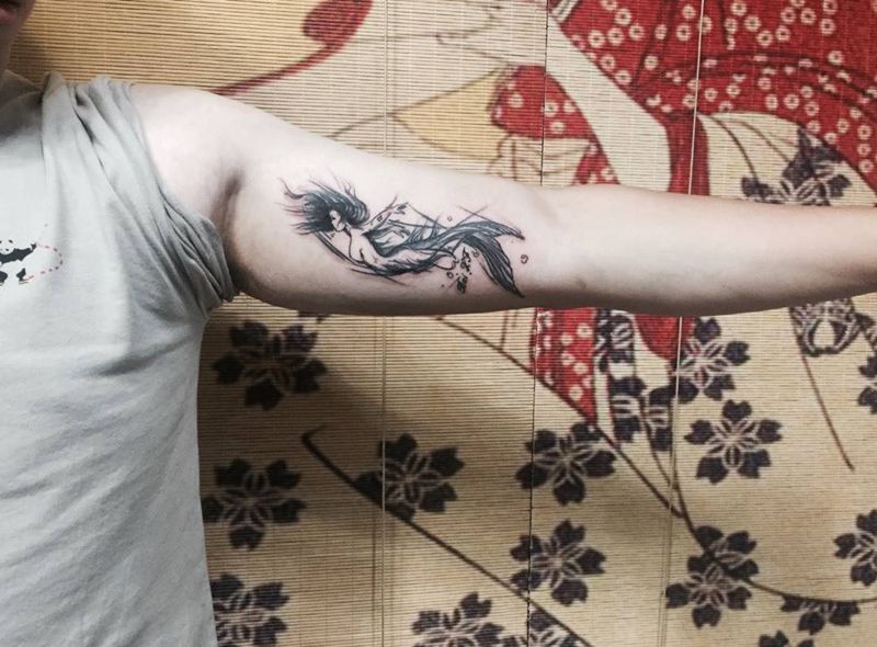 大臂里的美人鱼纹身图片_成品手臂习俗人物动物字符纹身图案