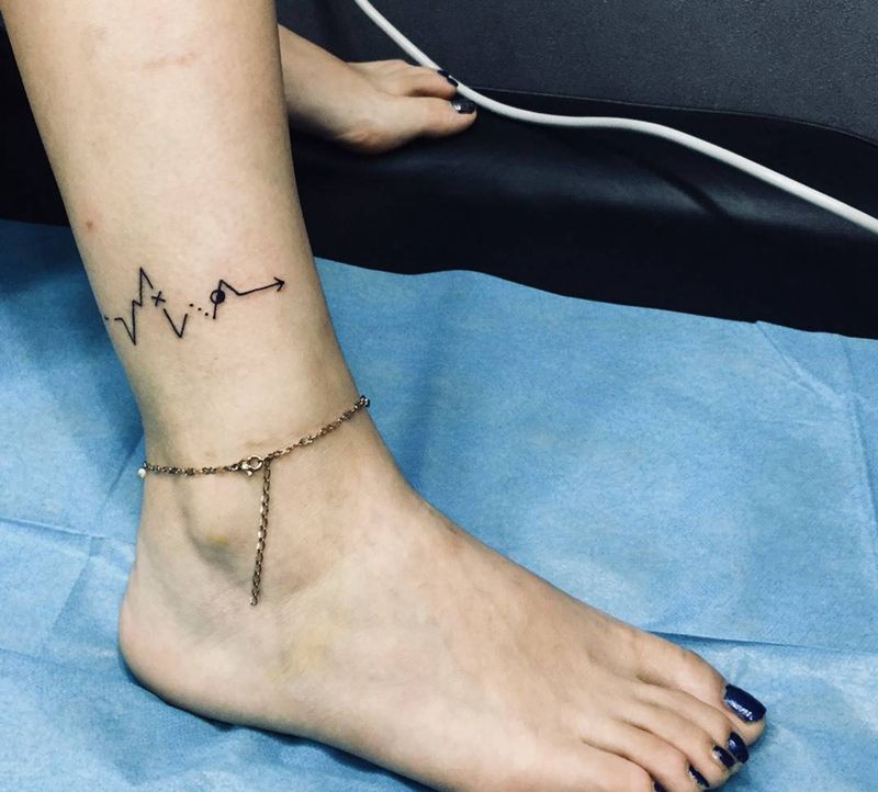 脚脖子心电图纹身图片_成品脚部清新几何纹身图案
