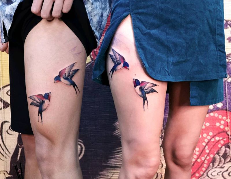 燕子，男女，情侣。纹身图片_腿部水彩燕子纹身图案